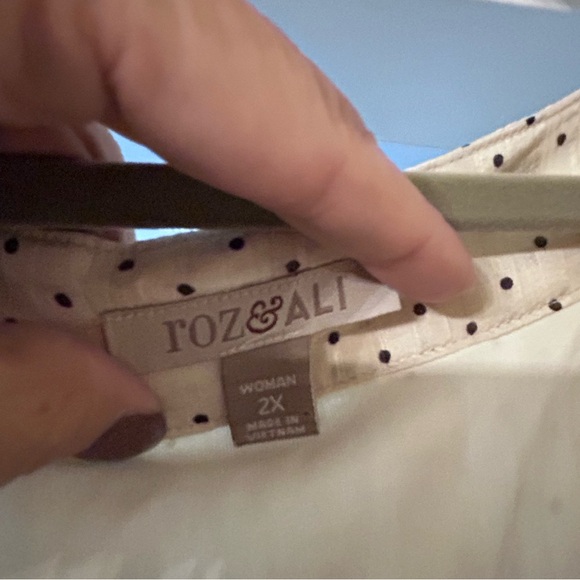 So pretty ..Roz & Ali warm cream color and black dots Blouse! - Picture 5 of 7